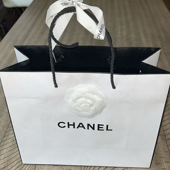 Small Chanel 🇫🇷 Shopping 🛍️ Bag 💼 Channel ribbon 🎀 tied to braided handle. - Picture 17 of 17